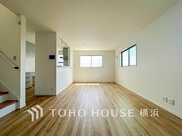 明るく開放的な空間が広がるLDK。室内には豊かな陽光が注ぎ込み、爽やかな住空間を演出。