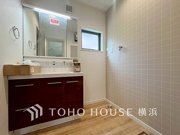 収納たっぷりの洗面台。毎朝身支度で活躍するスペースです。