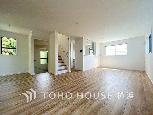 豊かな光が照らすこの場所は、たわいもない会話を楽しみ、ゆったりとした時間を過ごす場所。