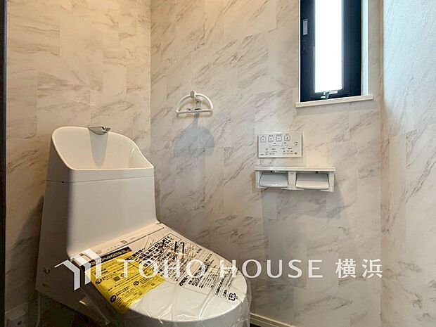 換気と明るさに配慮した、清潔感溢れるトイレ。落ち着いた空間で安らぎのひとときをお過ごしいただけます。