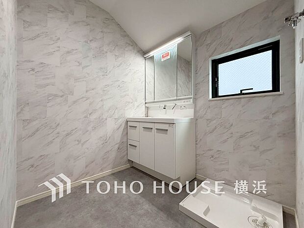 収納たっぷりの洗面台。毎朝身支度で活躍するスペースです。