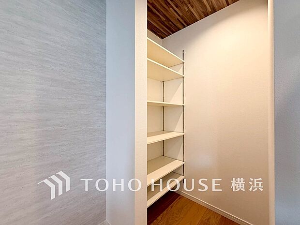 パントリーには缶詰や調味料などの食品類、かさばるペーパーやラップ類をまとめて収納できます。