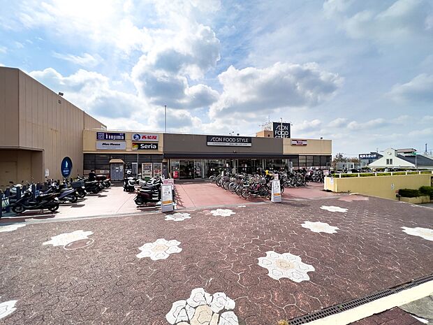 イオンフードスタイル 三ツ境店　1900m　ベビー・子ども用品店など、子育てファミリーには嬉しいテナントが揃っています。   