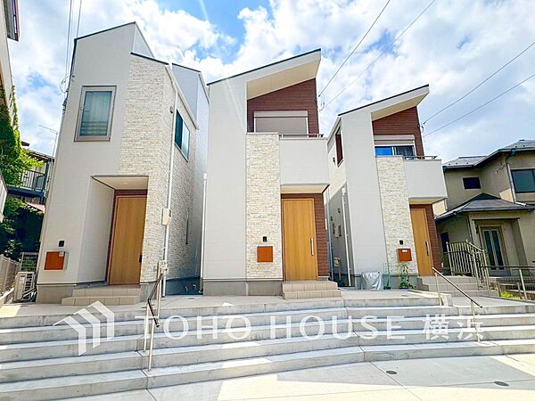 住む人を映し出す洗練された佇まいは、いつまでも輝き続けながらいつしか街の風景に溶け込んでいきます。