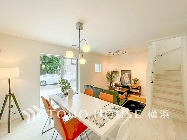 和やかで洗練された空間の演出。寛ぎとコミュニケーションを育む居心地のよい場所。