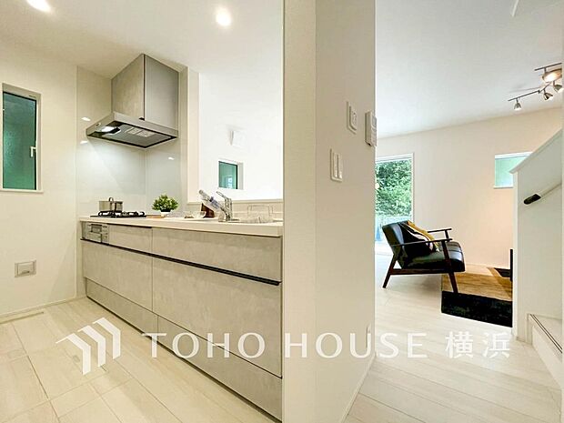 機能性とデザイン性を兼ね備えたシステムキッチン。リビングとの一体感も考慮され、美しい空間が実現。