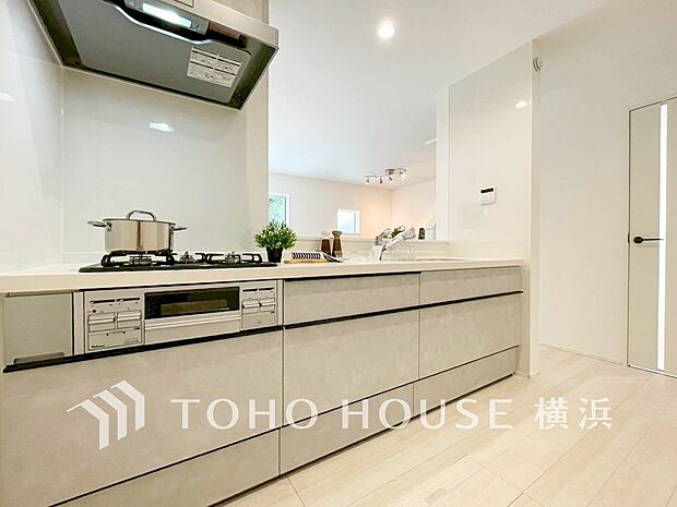 【システムキッチン 】 対面式のシステムキッチン。収納量豊富なスライド式収納。調理スペースも広く、お料理もはかどります。