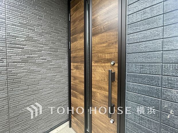 帰宅されるご家族や訪れる方を優しく迎え、安らぎに満ちた生活空間を予感させてくれます。（5号棟）