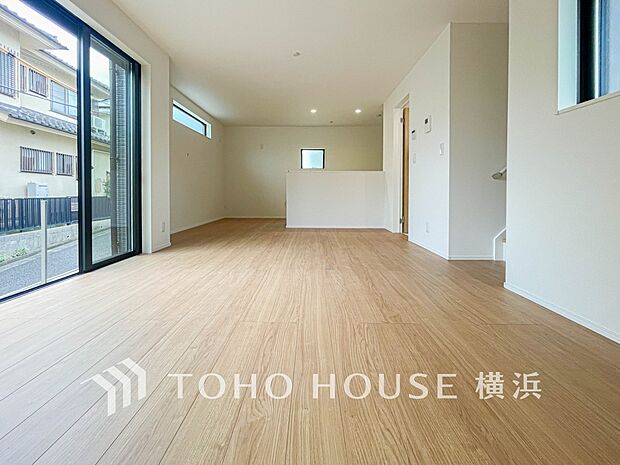 明るく開放的な空間が広がるLDK。室内には豊かな陽光が注ぎ込み、爽やかな住空間を演出。（5号棟）