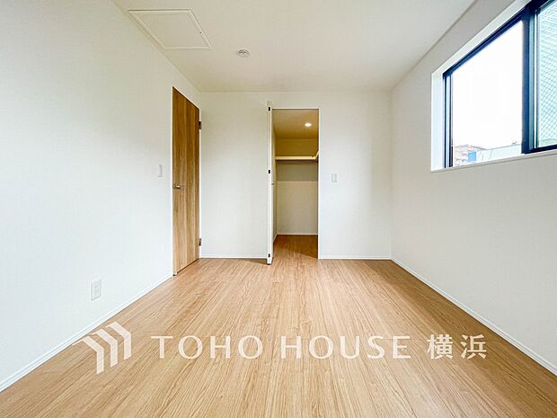 心地よい光と風があふれています。プライベートな自分時間を快適に過ごせるお部屋。（5号棟）