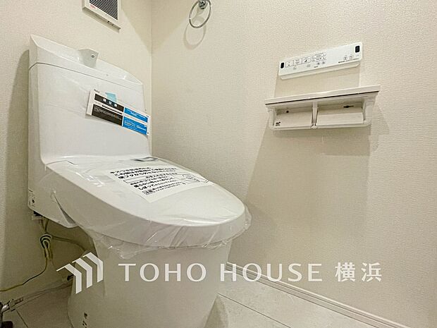 換気と明るさに配慮した、清潔感溢れるトイレ。落ち着いた空間で安らぎのひとときをお過ごしいただけます。（5号棟）