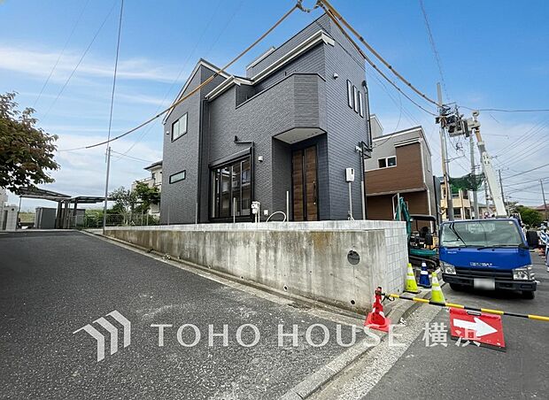 爽やかな青空の下に贅沢なほどに降り注ぐ陽光、豊かな居住性と、クオリティが見事に調和した住空間。(5号棟)