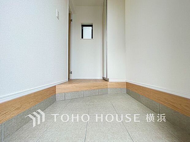 上質感漂う玄関と廊下。居住者の帰り、訪れる方を優しく迎えてくれます。（5号棟）