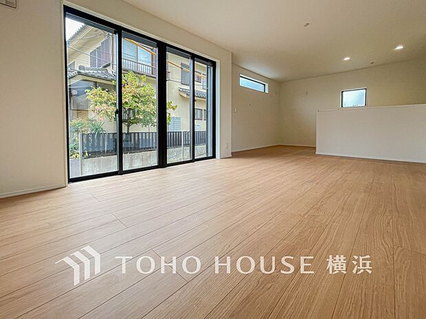 忙しい朝でも、しっかり家族が揃って食事をして頂けるゆとりある大きさのダイニングスペース。（5号棟）