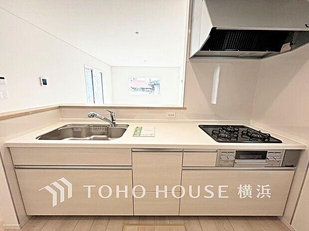 システムキッチンには収納が備え付けられ、スペースも十分にございます。