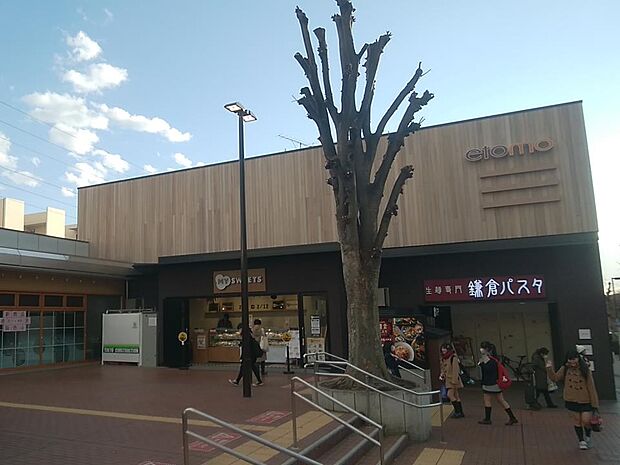 エトモ市が尾 1300m 市が尾駅直結の商業施設。スーパー、雑貨、レストランやカフェ、クリーニング店などが入っています。