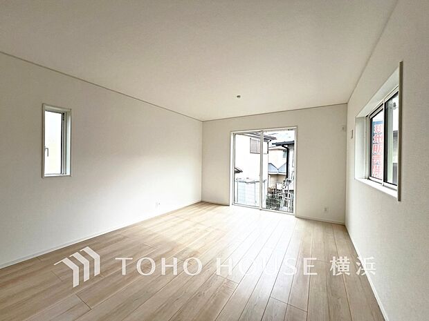 明るく開放的な空間が広がるLDK。室内には豊かな陽光が注ぎ込み、爽やかな住空間を演出。