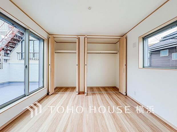 一日の疲れをいやしてくれる寝室。時を忘れて過ごす場所として過ごせるお部屋。