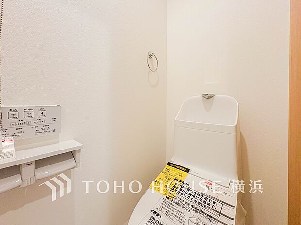 換気と明るさに配慮した、清潔感溢れるトイレ。落ち着いた空間で安らぎのひとときをお過ごしいただけます。