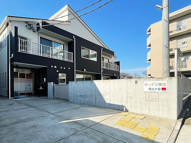 あーす保育園保土ケ谷　550m　園庭は人工芝が敷いてあり素足で遊べます。菜園コーナーではお野菜を育て、秋にはお芋の収穫もします。 