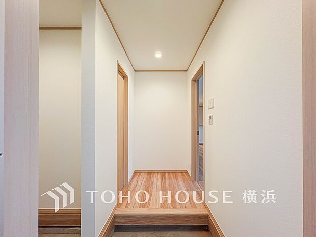 清潔感漂う廊下。各お部屋をつなぐ主要空間として美しく存在しています。