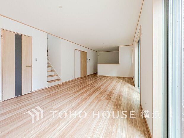 明るく開放的な空間が広がるLDK。室内には豊かな陽光が注ぎ込み、爽やかな住空間を演出。