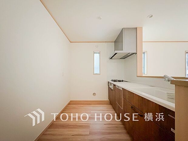 機能性とデザイン性を兼ね備えたシステムキッチン。リビングとの一体感も考慮され、美しい空間が実現。