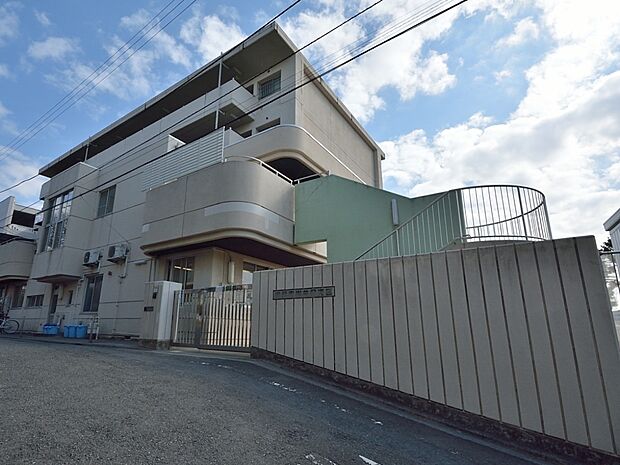 横浜市岩井保育園　550m　生後6ヶ月の0歳児からの預かりがある保育園。近隣の清水ヶ丘公園や富士見台公園へお散歩します。 