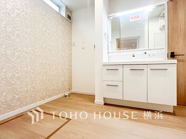 収納たっぷりの洗面台。毎朝身支度で活躍するスペースです。