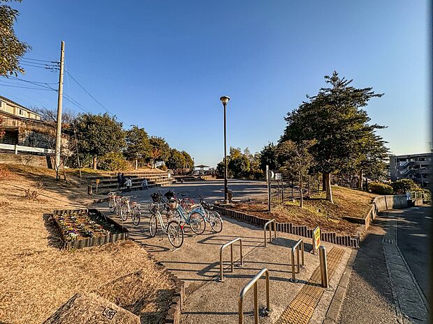 川井本町公園　32m　住宅街の中の公園です。お子様が楽しく遊べる複合遊具があります。春には綺麗な桜の下でお花見もできます。 