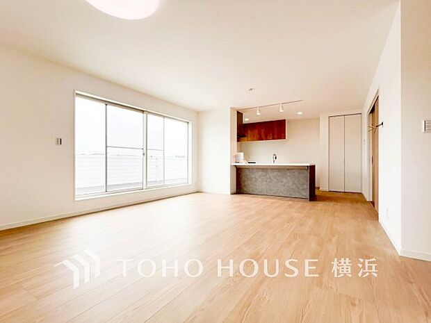 忙しい朝でも、しっかり家族が揃って食事をして頂けるゆとりある大きさのダイニングスペース。