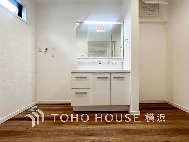 収納たっぷりの洗面台。毎朝身支度で活躍するスペースです。