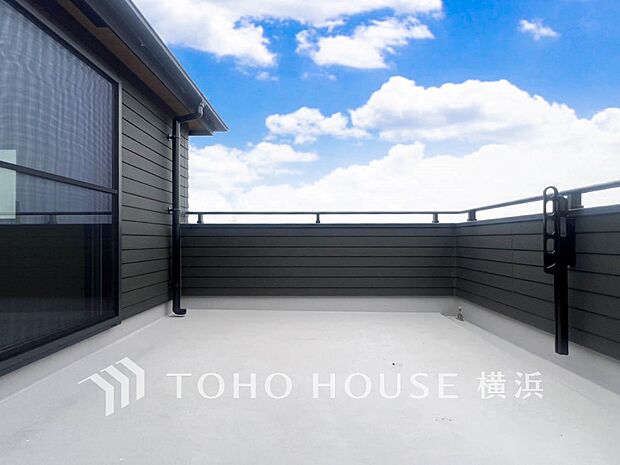 心地よい陽射しや暖かな風を楽しむことが出来るバルコニー。