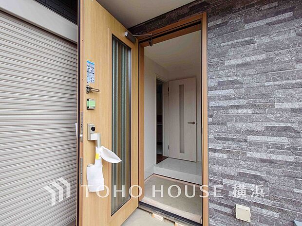 洗練された印象の外観で訪れる人の記憶にも残るスタイリッシュな邸宅。