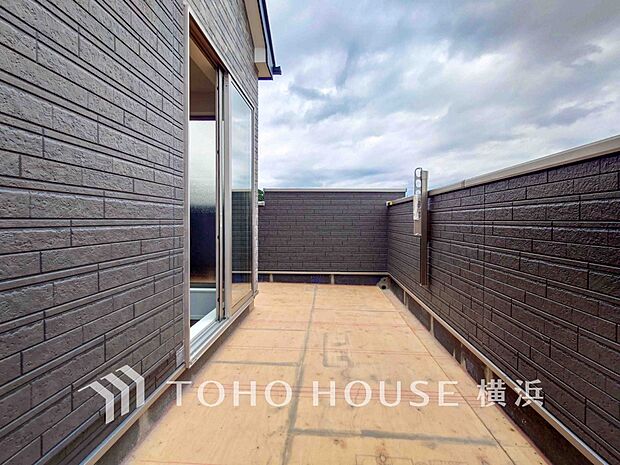 心地よい陽射しや暖かな風を楽しむことが出来るバルコニー。