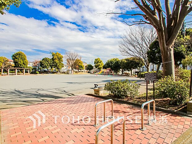 岡津竹ノ鼻公園　220m　住宅街に立地する見通しの良い公園。子どもが走り回れる広さの公園です。 