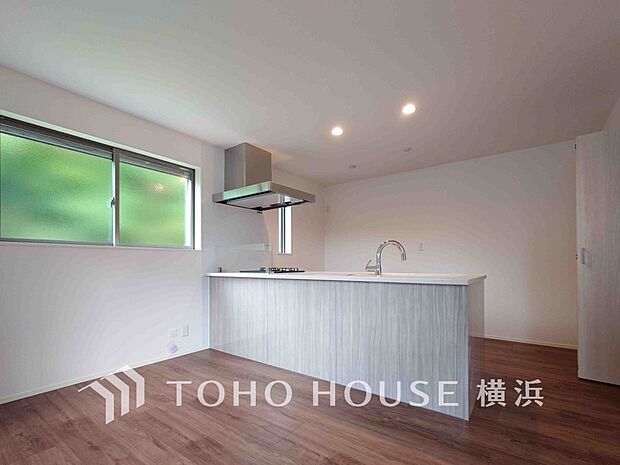 対面キッチンでリビングのご家族と会話を楽しみながらお料理できます。