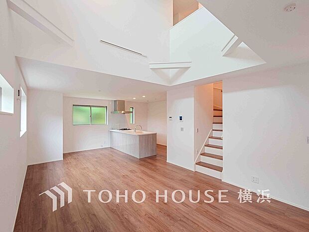 あたたかい日差しがたっぷり降り注ぐLDKは自然と家族の顔があかるい笑顔に。