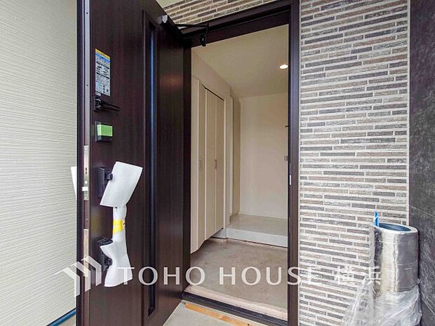 お住まいの顔となる玄関。住まう方のプライドを満たすクオリティを備えています。