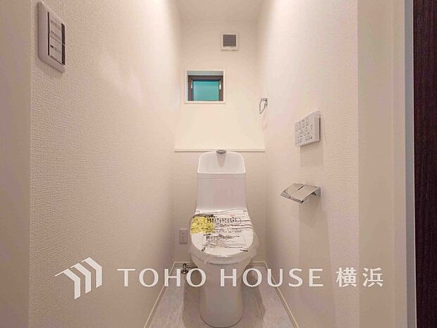 清潔感溢れるトイレ。落ち着いた空間で安らぎのひとときをお過ごしいただけます。