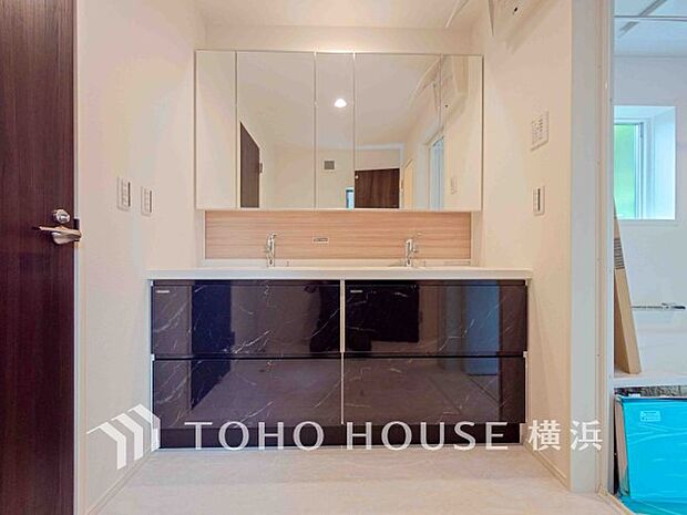 ご家族の1日が始まり、1日の終わりを締めくくる洗面空間。（2025年6月撮影）