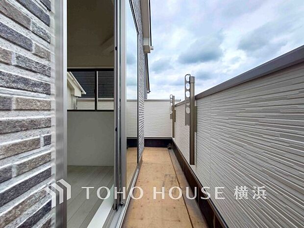 心地よい陽射しや暖かな風を楽しむことが出来るバルコニー。