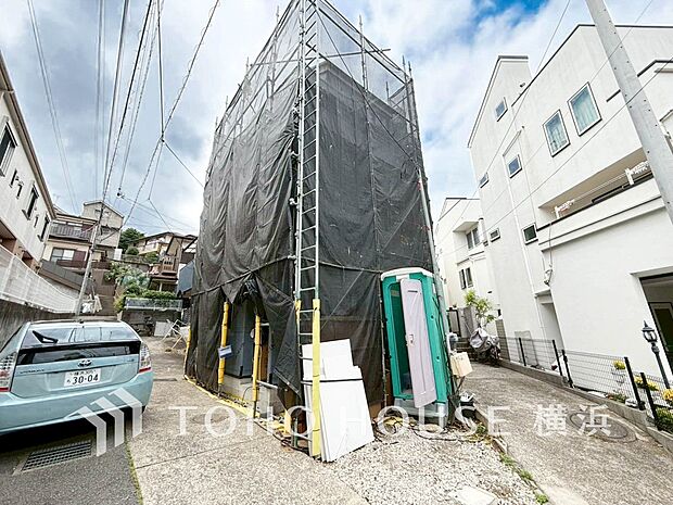 お住まいの顔となる玄関。住まう方のプライドを満たすクオリティを備えています。（2025年6月撮影）