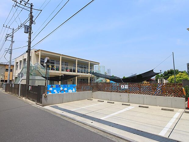 横浜市三春台保育園　600m　三春台公園に隣接しており、地域に大きな公園や動物園もあるのでお散歩に出かけます。小型の保育園です。 