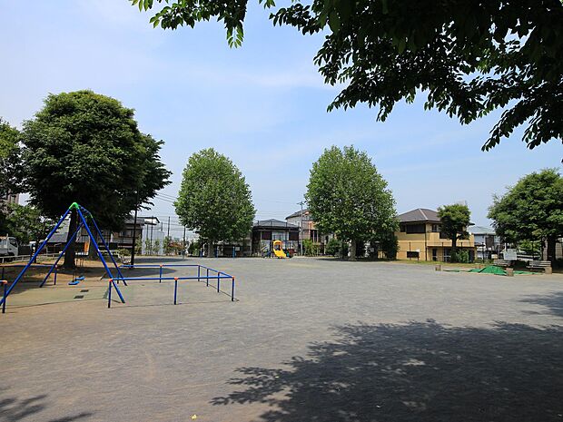 三春台公園　500m　遊具が点在する広い広場の奥にはさらに複合遊具のある細長い広場があります。 