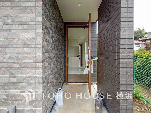 洗練された印象の外観で訪れる人の記憶にも残るスタイリッシュな邸宅。