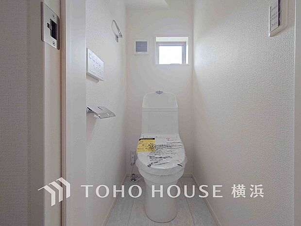 清潔感溢れるトイレ。落ち着いた空間で安らぎのひとときをお過ごしいただけます。