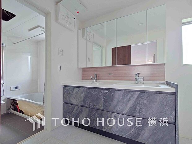 ご家族の1日が始まり、1日の終わりを締めくくる洗面空間。（2025年6月撮影）