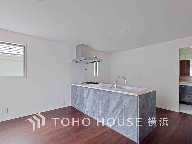 対面キッチンでリビングのご家族と会話を楽しみながらお料理できます。