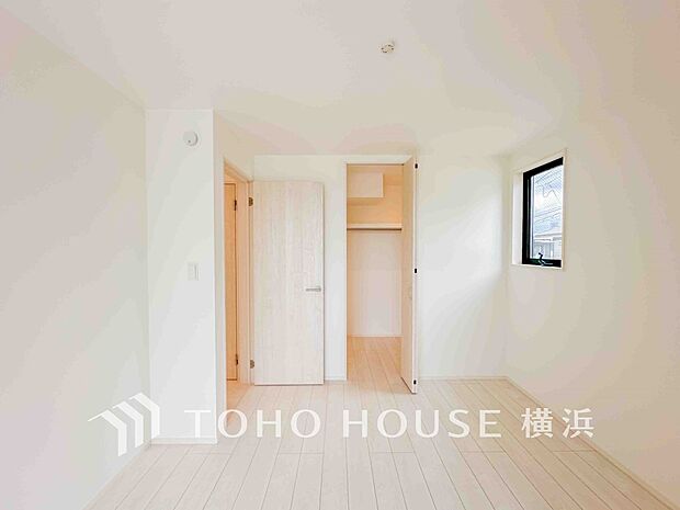 一日の疲れをいやしてくれる寝室。時を忘れて過ごす場所として過ごせるお部屋。